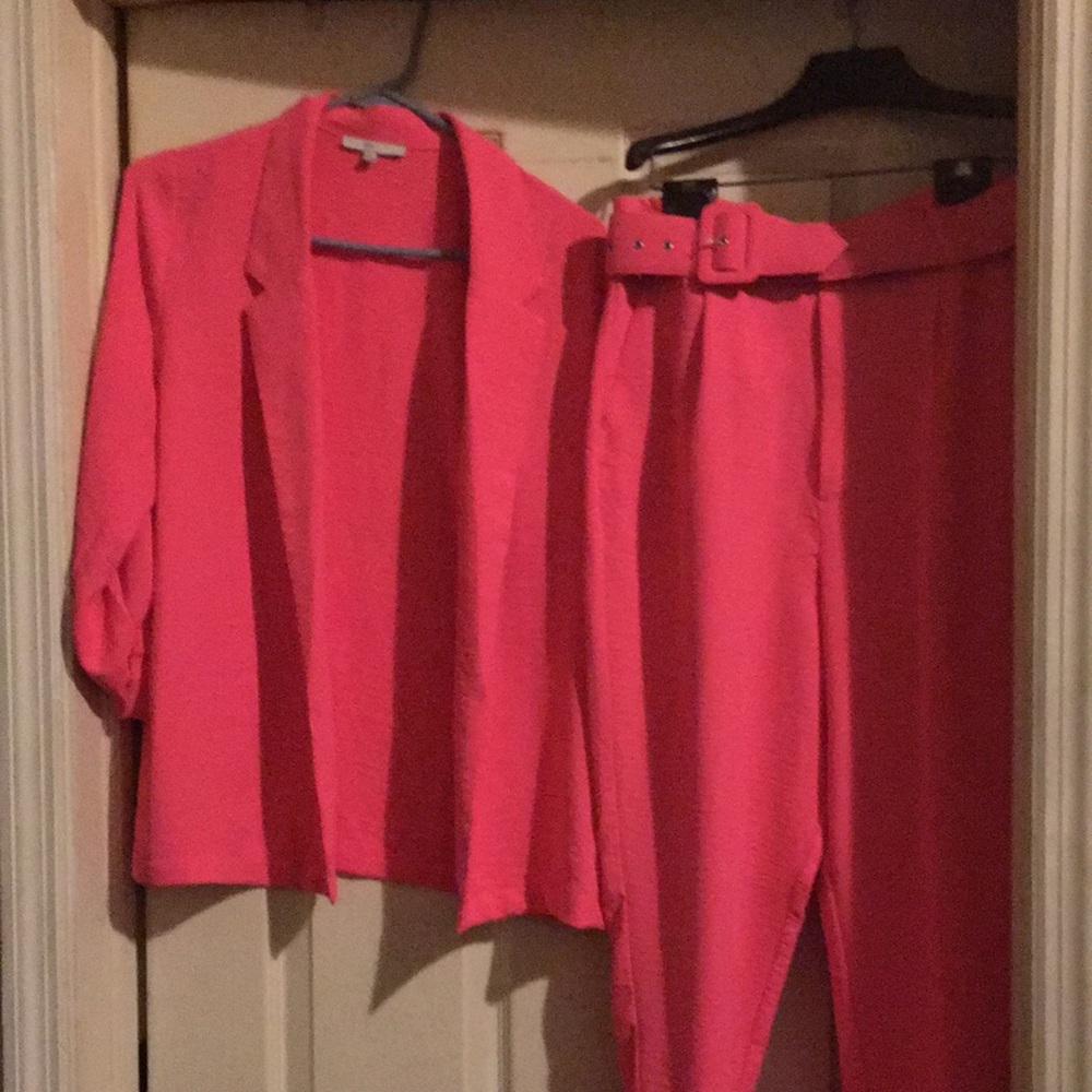 Two pieces Fluesh pink pants suit, pleated pants. Brand new. Mid-sleeves.